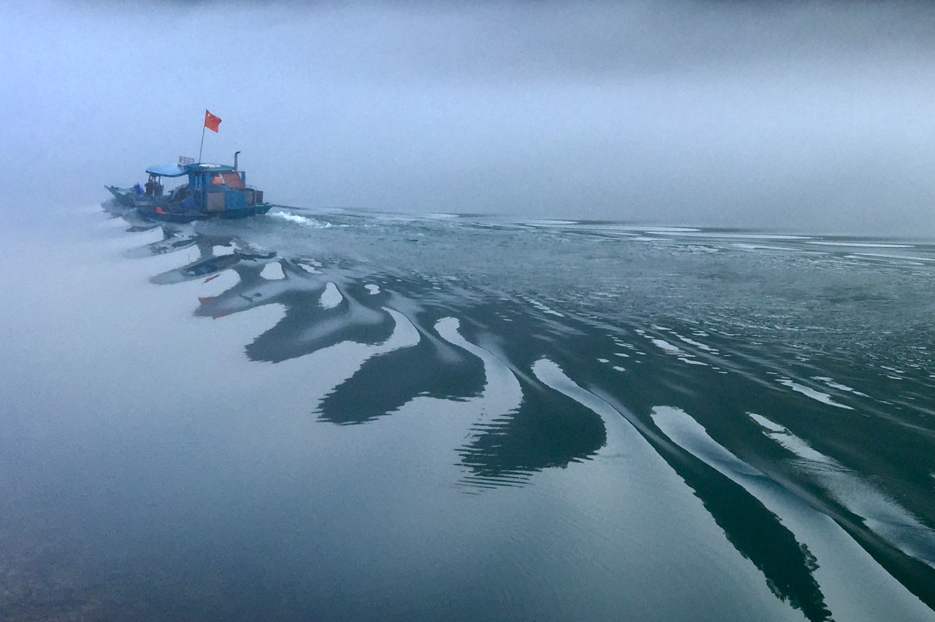 新安江上的弧度