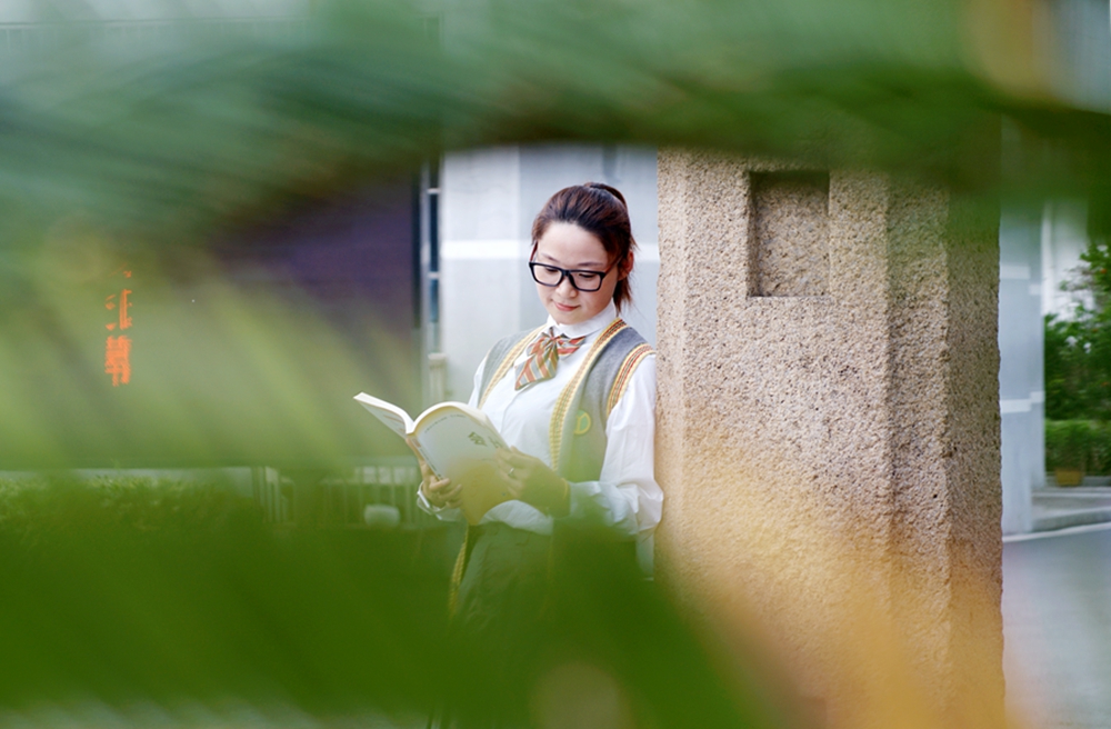 拍摄于2018年7月,在荡口中学明朝石柱前勤奋早读.