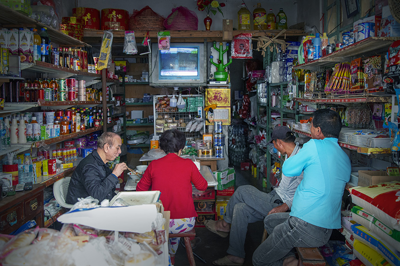 一条长长的老街,零零星星开了几家小商店.