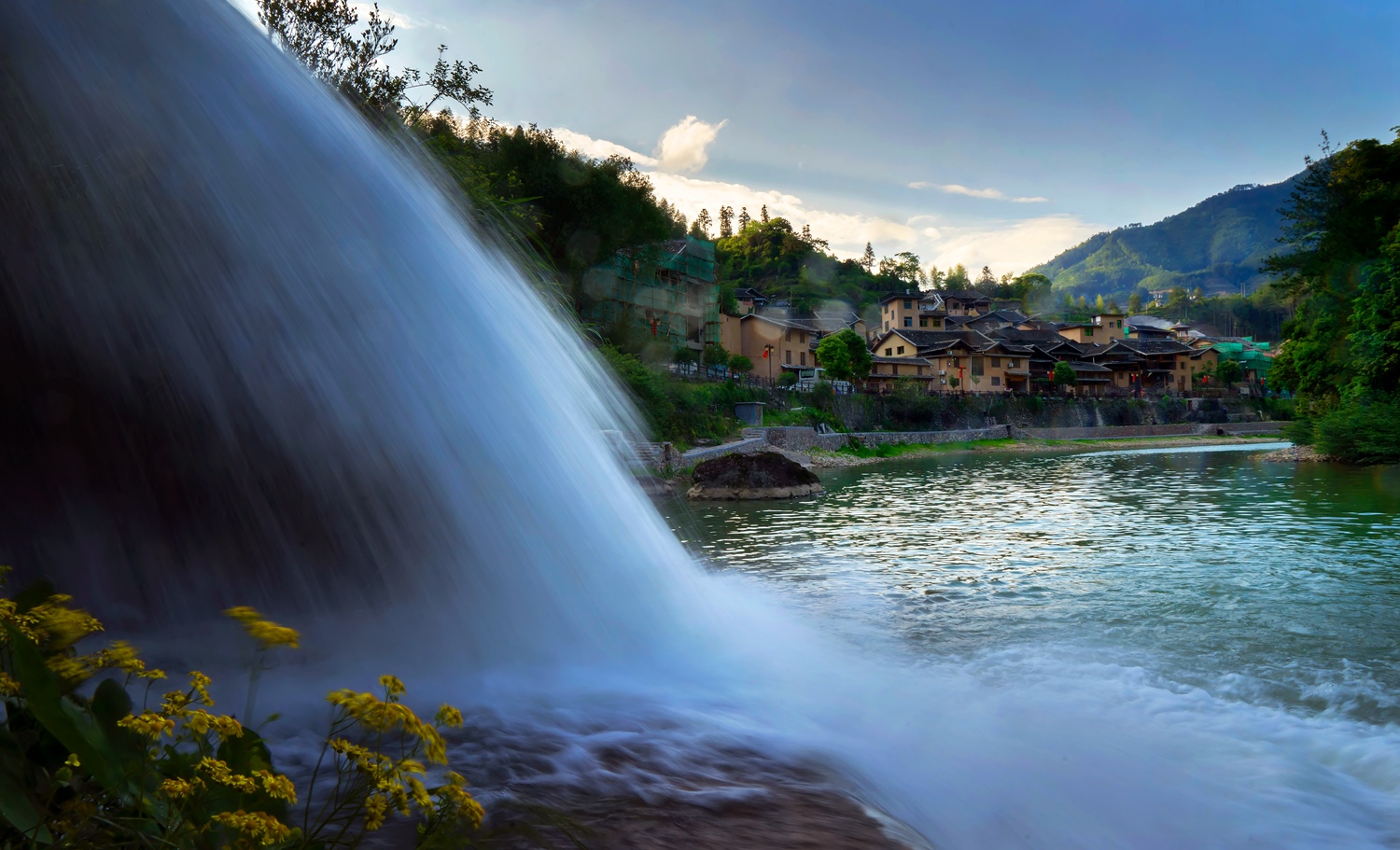 青山秀水傍美丽家园——陈梅 摄