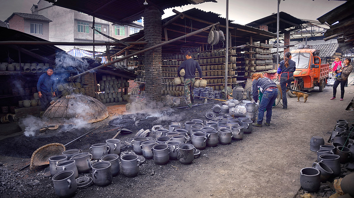 组照1(烧制黑陶砂锅),雅安荥经县土炉烧制砂锅,传统工艺,历史悠久