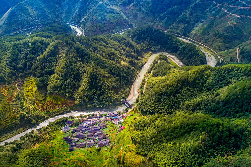 山坳里的杨溪头村