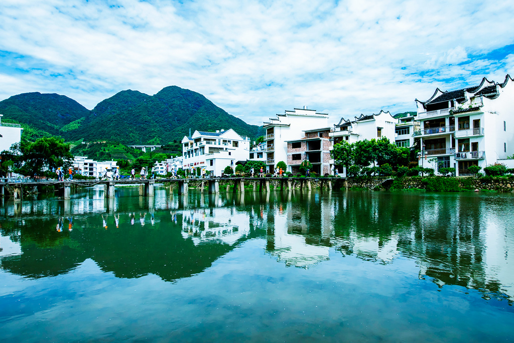 《秀丽西浦村》