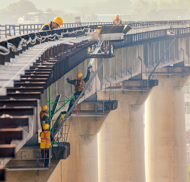 《晨曦中的桥隧工》获2期作品奖