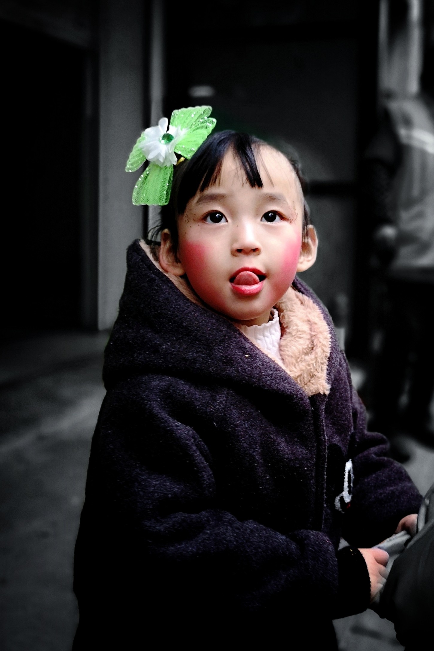 街拍某幼儿园门前准备上车的小女孩.