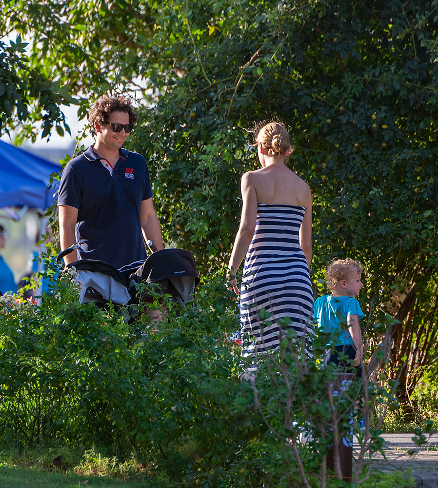 玫瑰园里的一家子