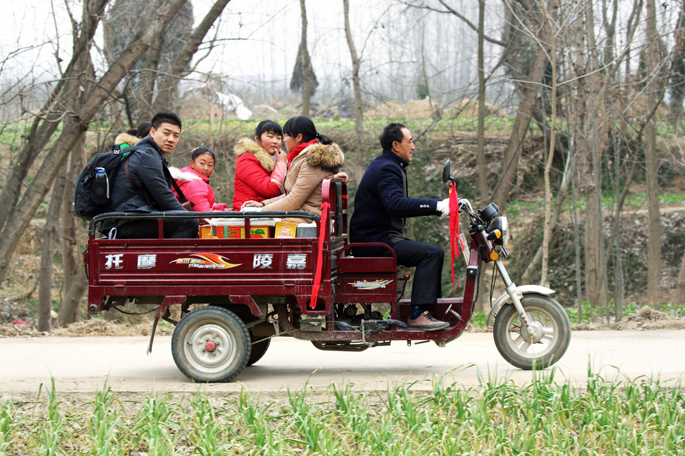车子的变迁 (8) 2016年,开着三轮摩托车赶集的农民. .jpg