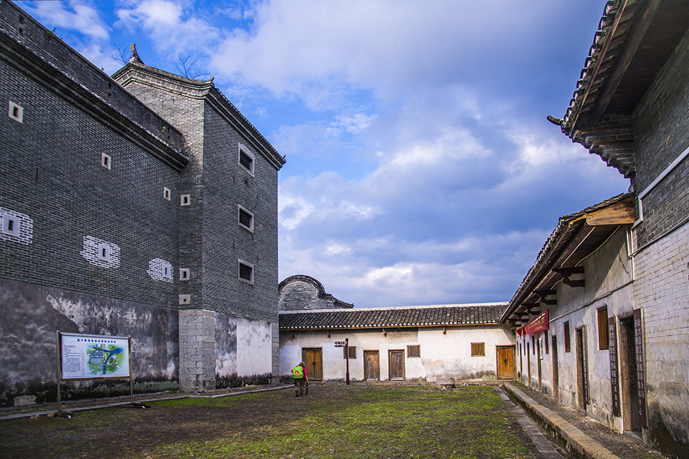 《隘子镇满堂客家大院》1