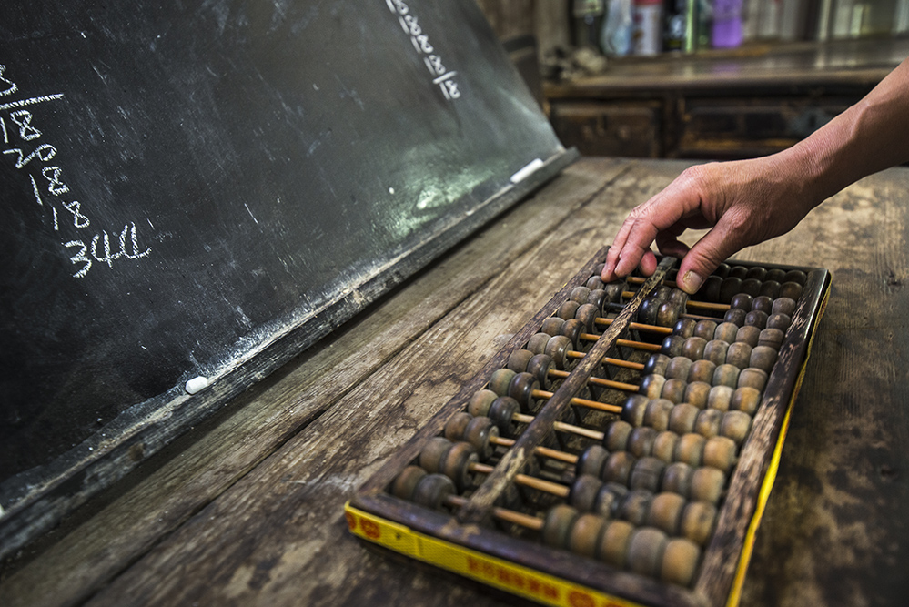 他们连算账都是先登记理发人数,再用算盘结算