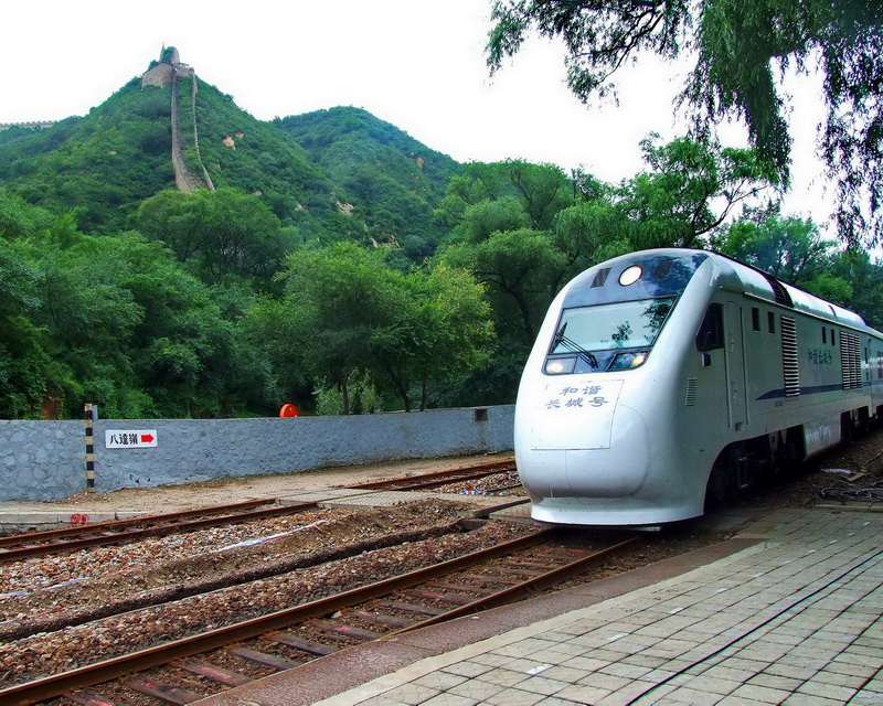 《首列和谐号来到八达岭长城》