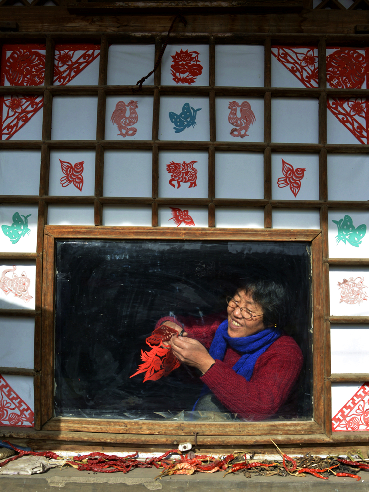 高家堡每到春节家家户户给窗户上剪纸贴窗花