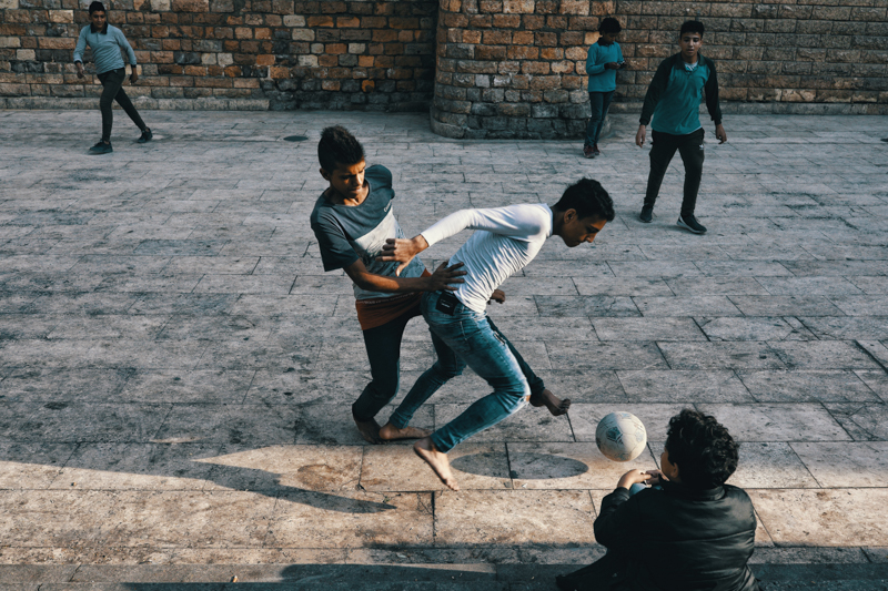 赤脚踢球的少年