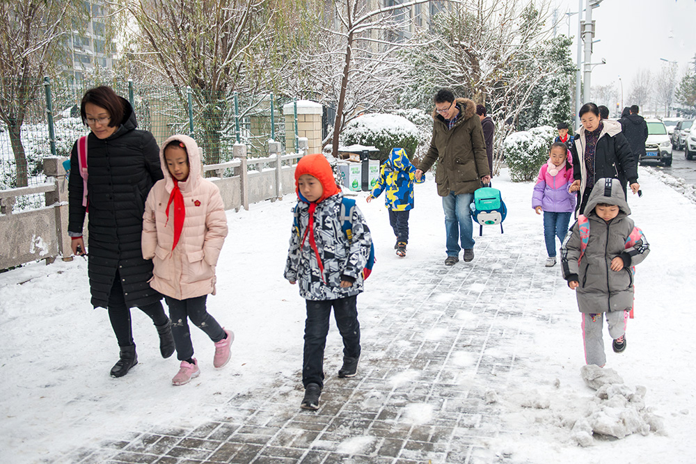 2019年1月4日,临沂迎来了第一场雪,清晨父母们送孩子上学的情景令人
