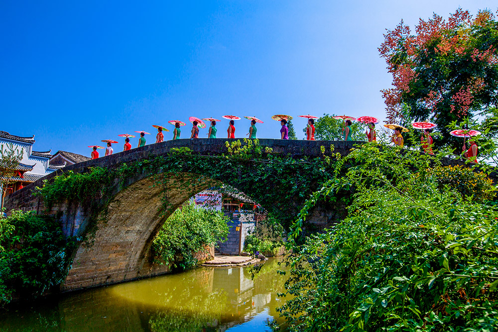 1日,兰溪市游埠镇为在十月ー日增添国庆节日气氛,让外地人了解游埠,热