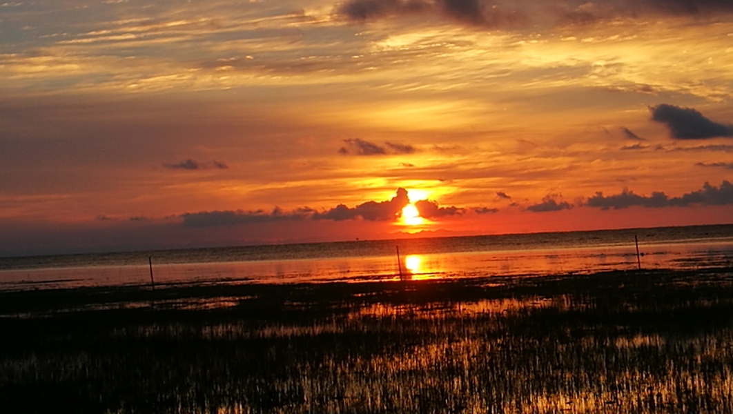 《青海湖日出》   2017年7月4日,于青海湖边观日出,天地间,水天一色