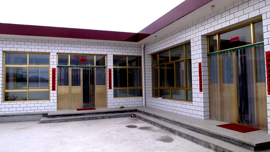 《会宁农村民居的变化》组照 图7 全封闭式的平板房(流行于2012年左右