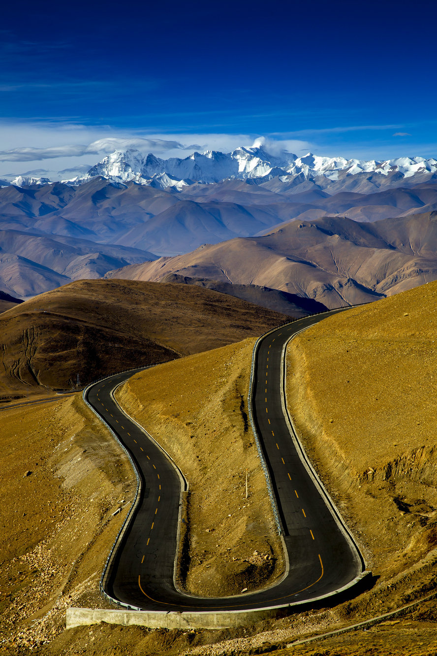 大本营的柏油公路挂在山腰,远处的唐佩策和卓奥友山峰横亘在中尼边境