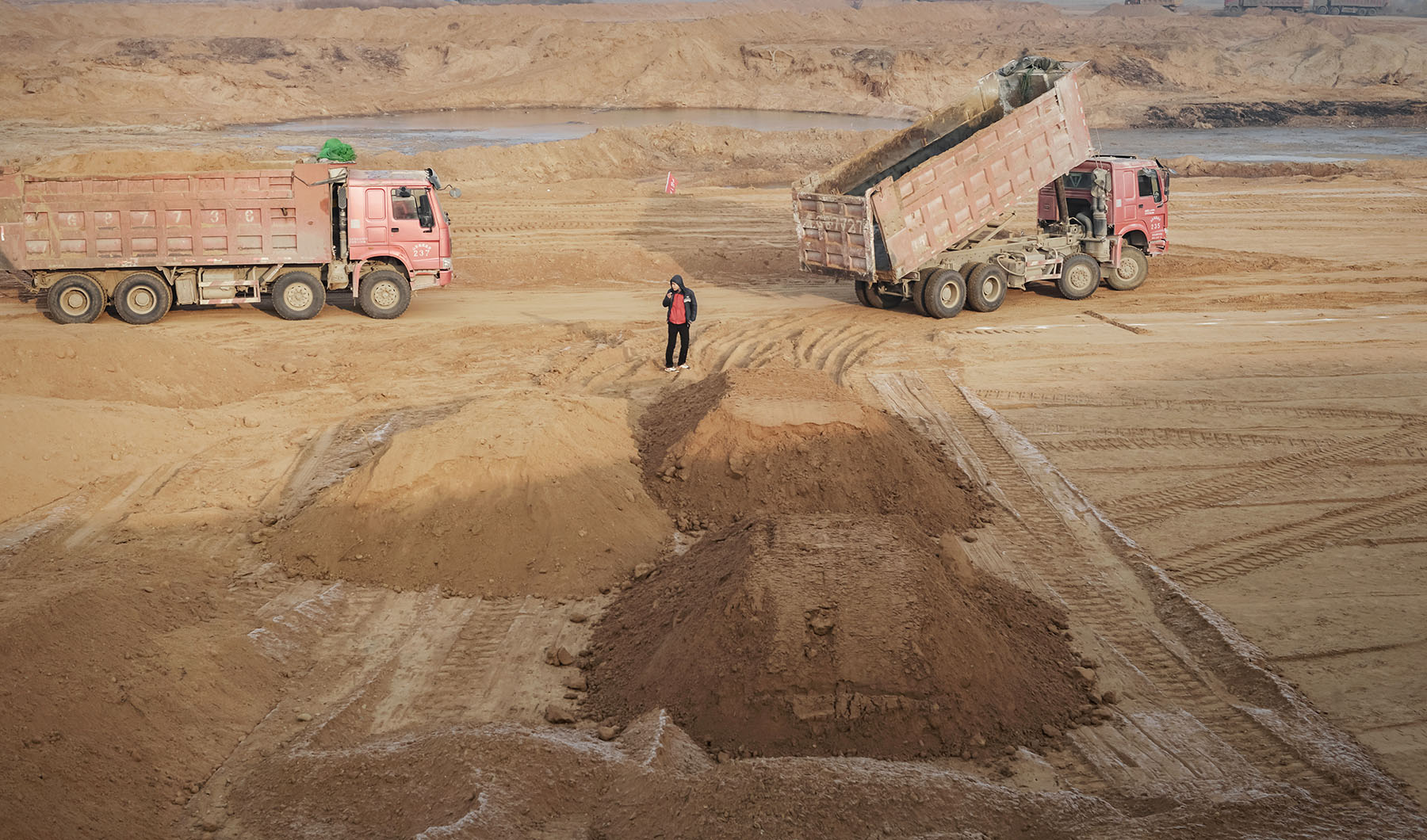 7-3水库坝堤经多次碾压,密实度和其他指标达到要求后,再拉土逐层筑堤