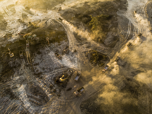 《航拍采煤沉陷区土修复时的美幻色彩》