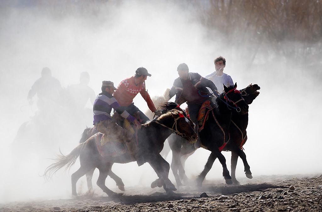 新疆喀什塔什库尔干县村民正在举行叼羊比赛.
