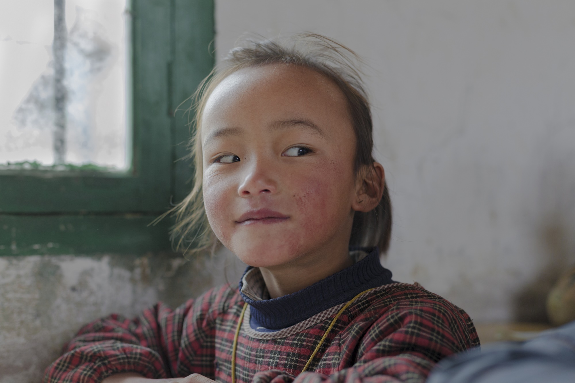 角落里的小女孩,眼神中的愉悦,自豪,高傲.