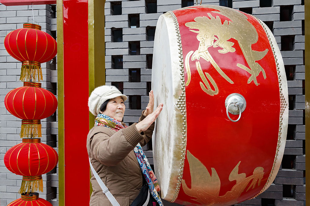2017年2月2日春节,南京夫子庙游人在敲击鼓祝福新年的到来.