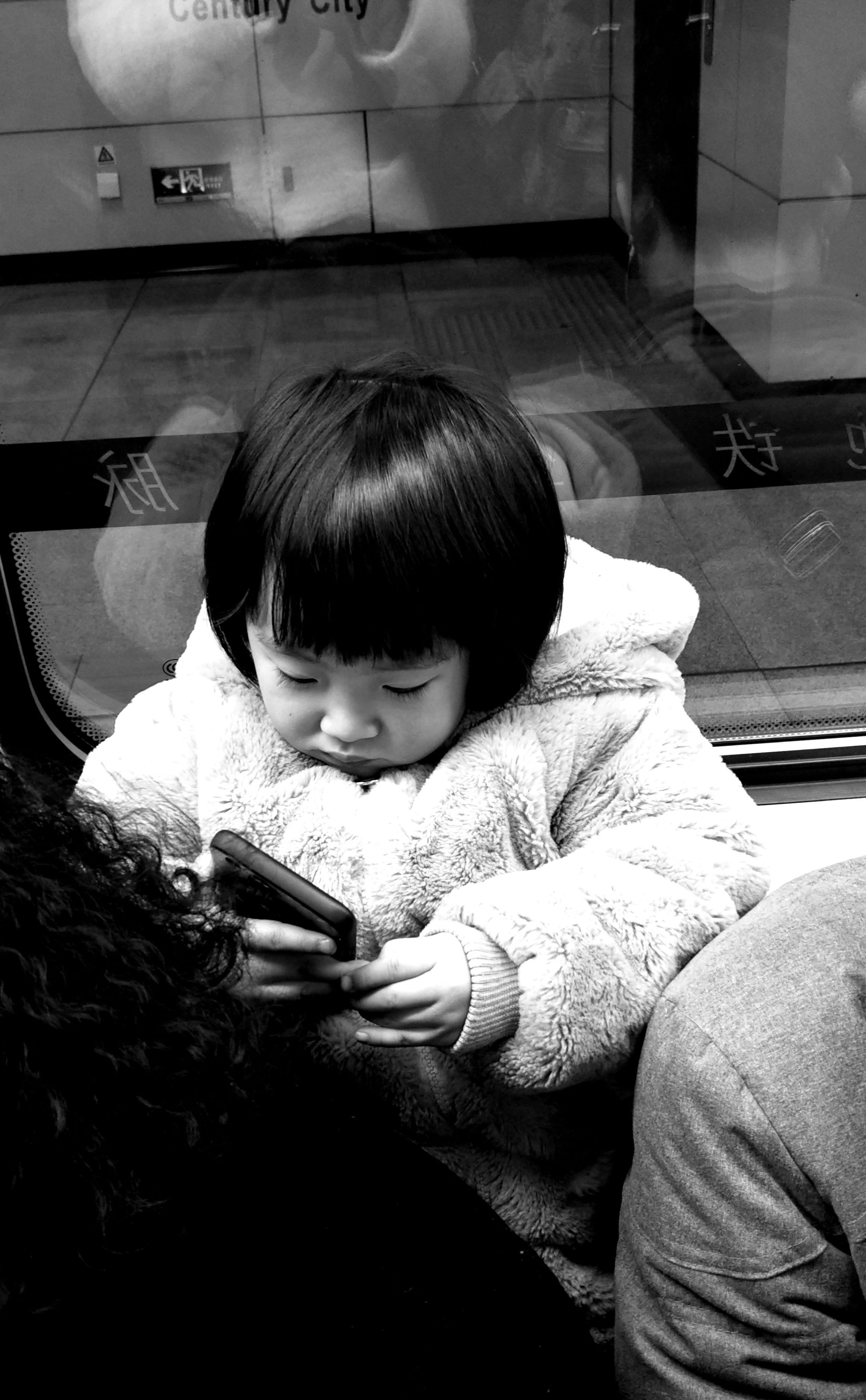 玩手机的小女孩