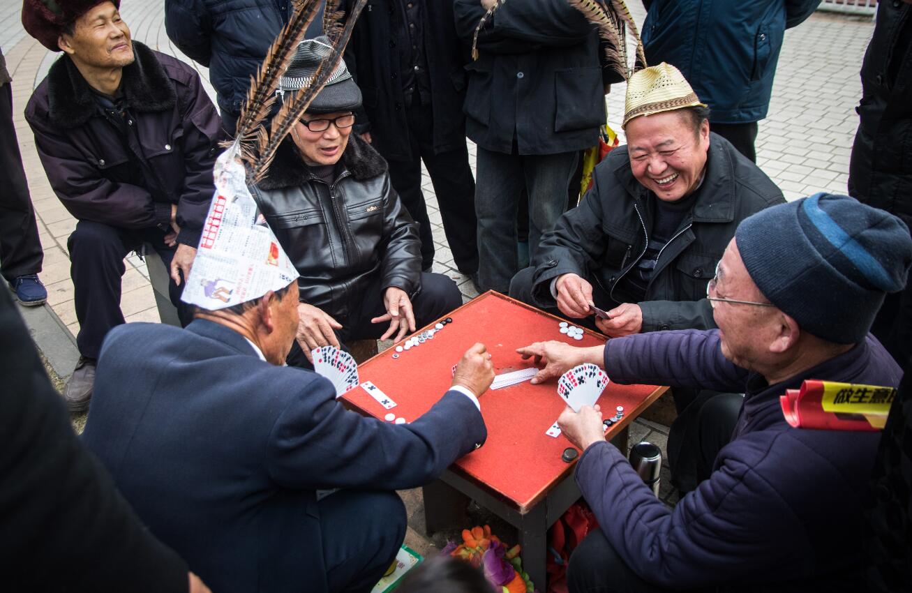 2016年12月31日,老人们在广场玩牌输者戴高帽惩罚,.jpg