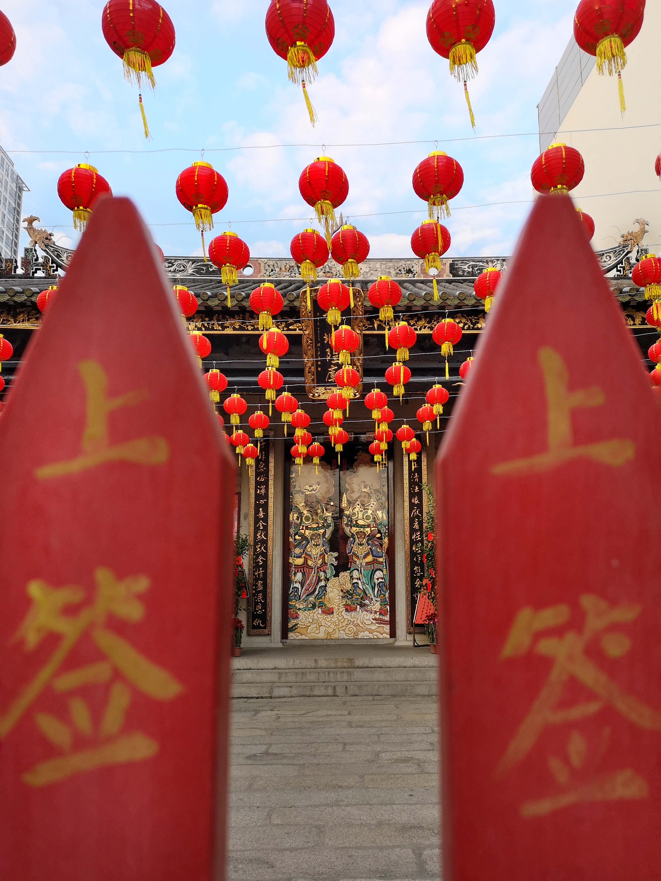 春节前,城隍庙道士们布置的灯笼门神对联,以及在外边红色栏杆上兴了