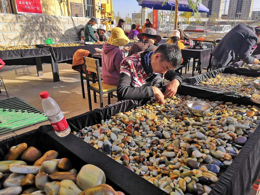 疯狂的石头--记和田玉都城和田玉交易市场