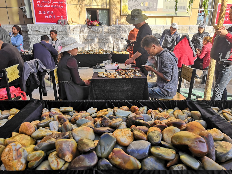 疯狂的石头--记和田玉都城和田玉交易市场