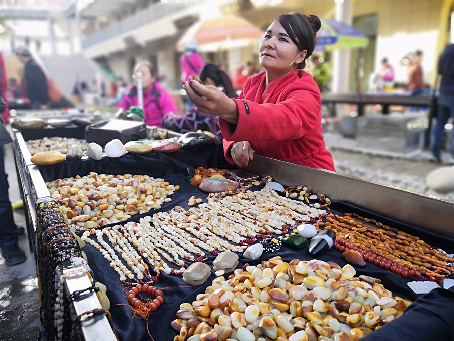 疯狂的石头--记和田玉都城和田玉交易市场