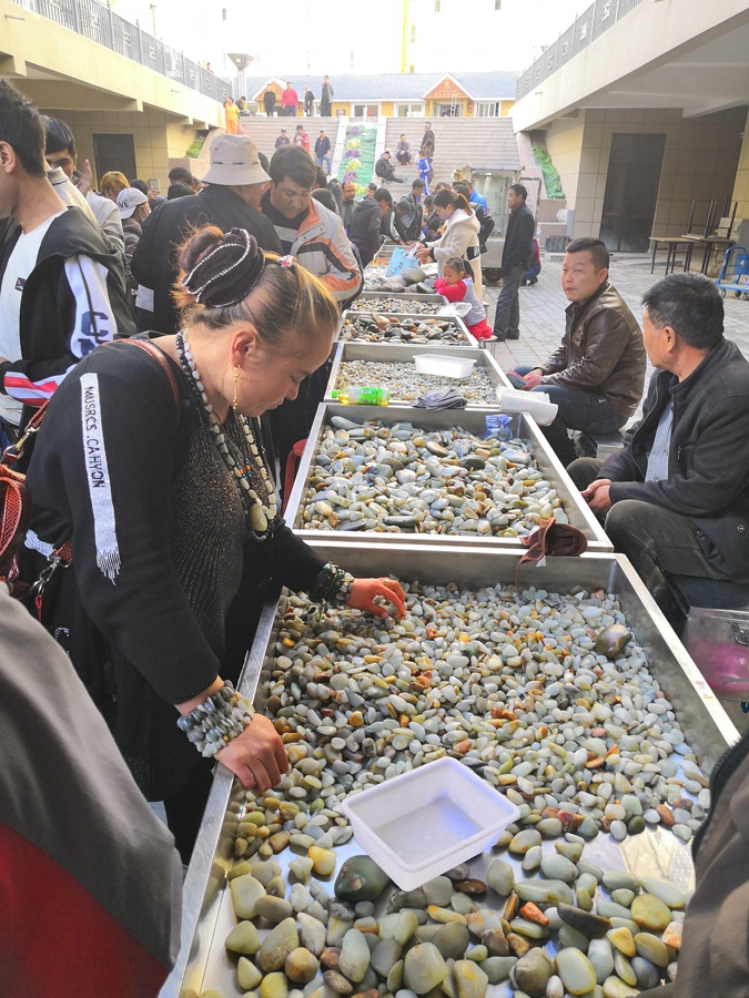 疯狂的石头--记和田玉都城和田玉交易市场
