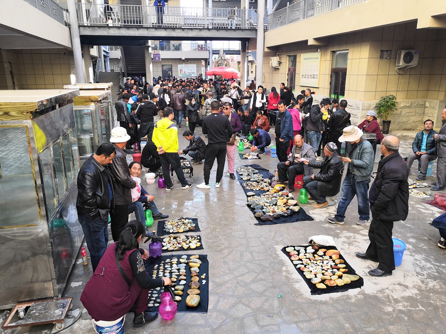 疯狂的石头--记和田玉都城和田玉交易市场