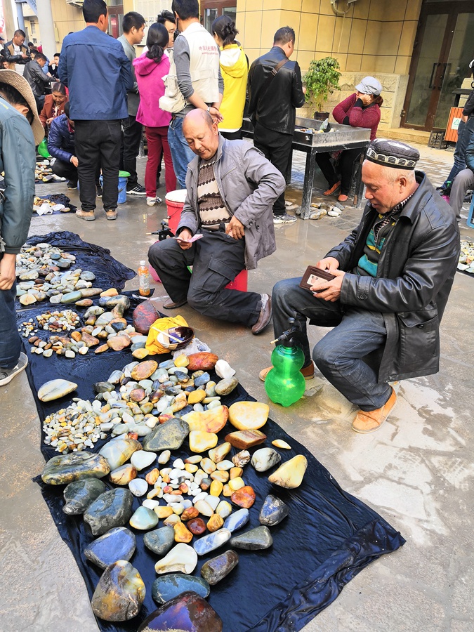 疯狂的石头--记和田玉都城和田玉交易市场