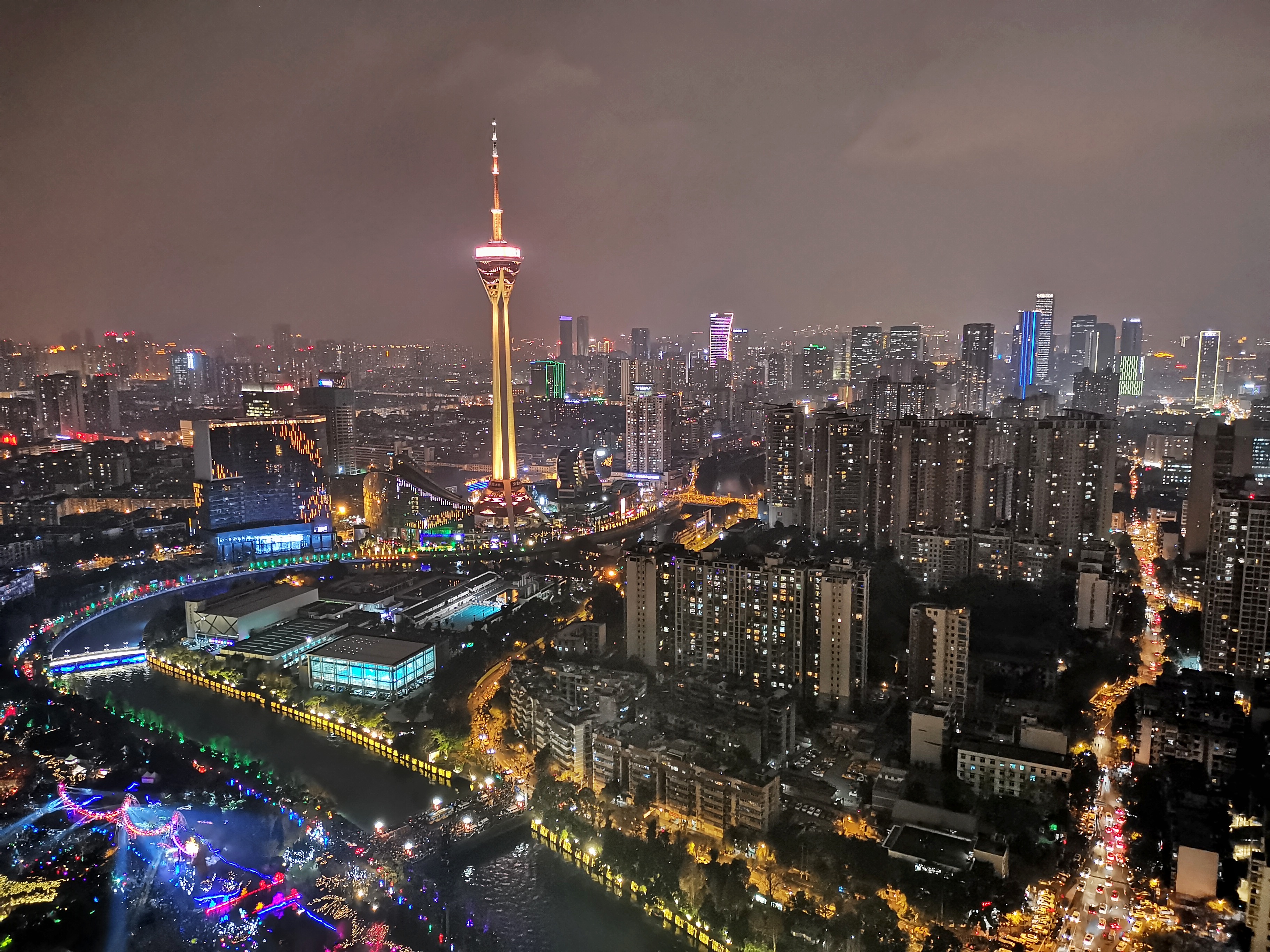 2019年春节成都市在锦江河边举行了灯光秀,展示千年古都风彩