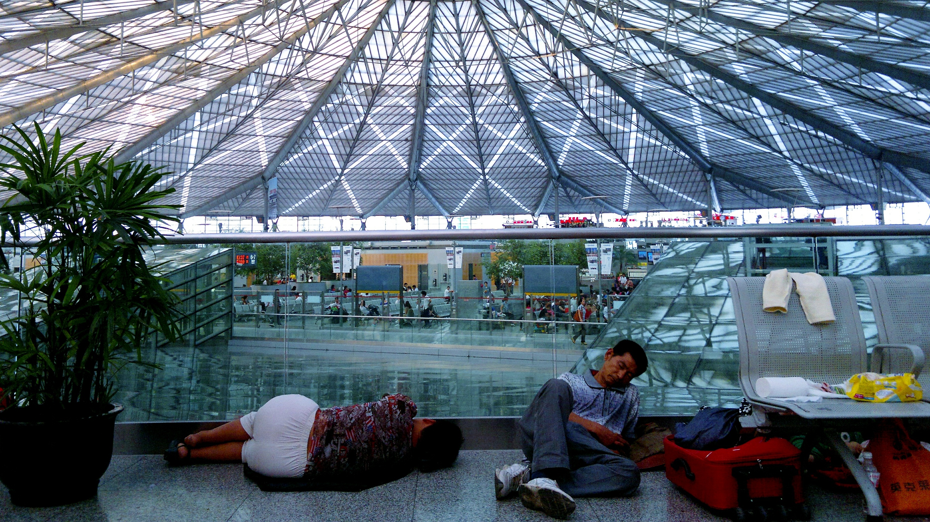 高铁候车室一角----2016年用诺基亚手机摄于上海南站