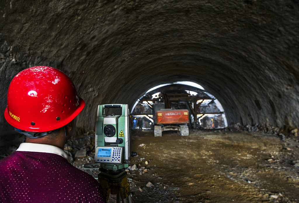 02监控量测是隧道施工安全的保障2,.jpg