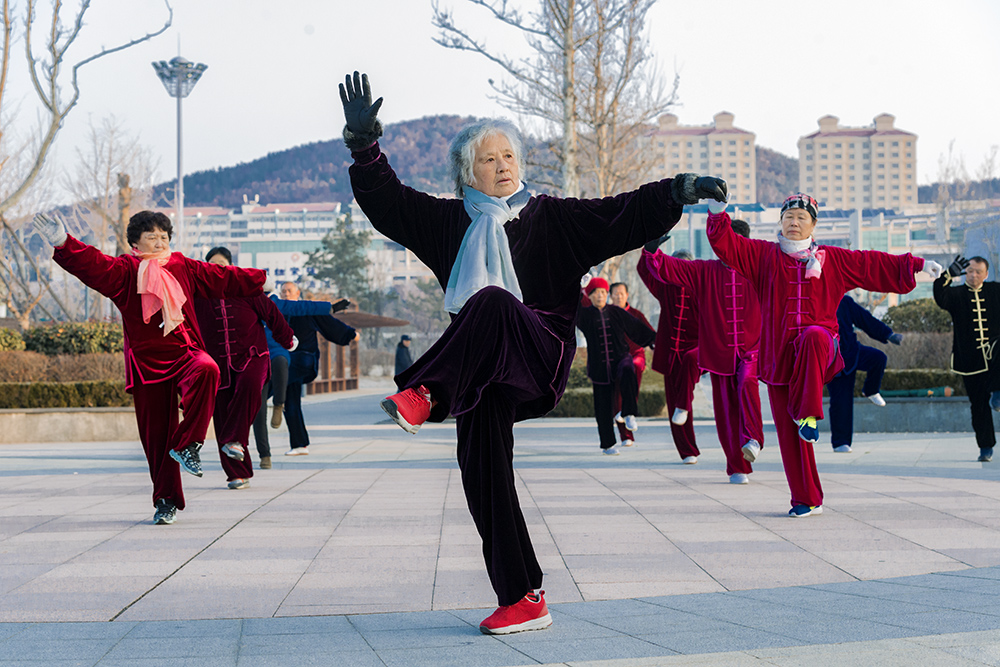 2019年2月拍摄于威海张村镇大光华广场晨练的老人们.