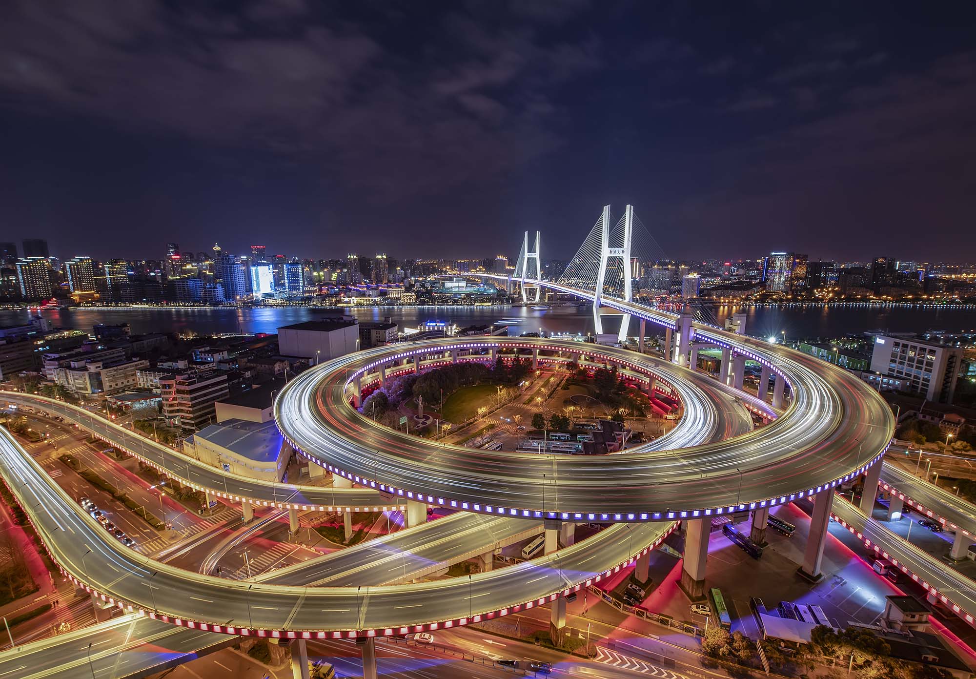 南浦大桥高架,该主题高架桥梁建筑贯穿画面中心,形状唯美又高雅 .