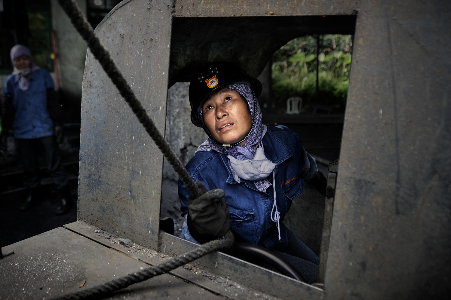 女司机在驾驶煤矿专用电机车,最多可以拉30多节矿车,每节矿车自身和