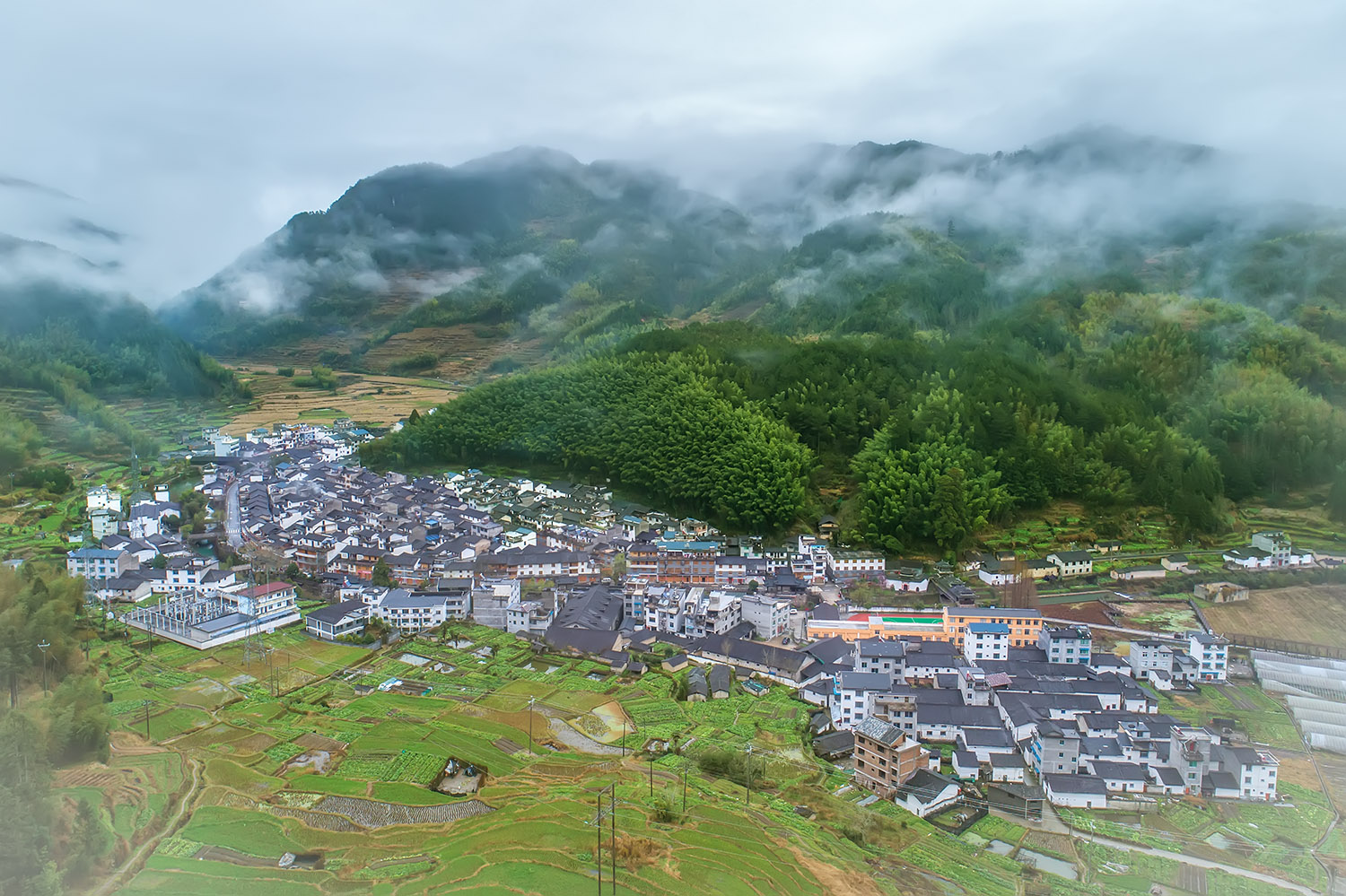 《云雾缭绕月山村》