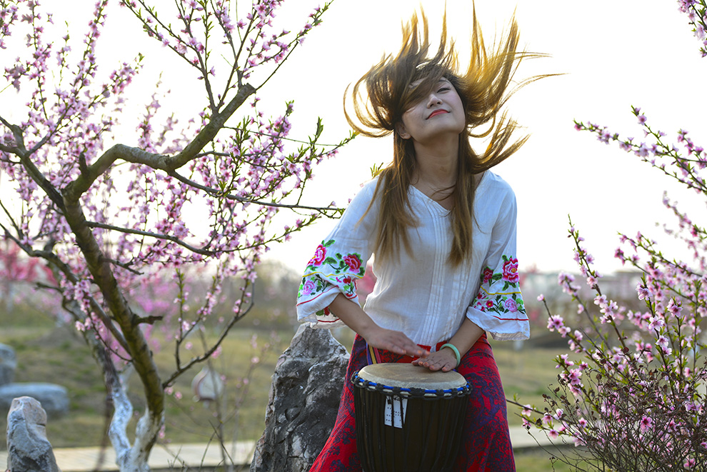 2017年4月2日,江苏大丰大桥镇桃花节上,村姑娘打起小鼓跳起舞庆祝自己