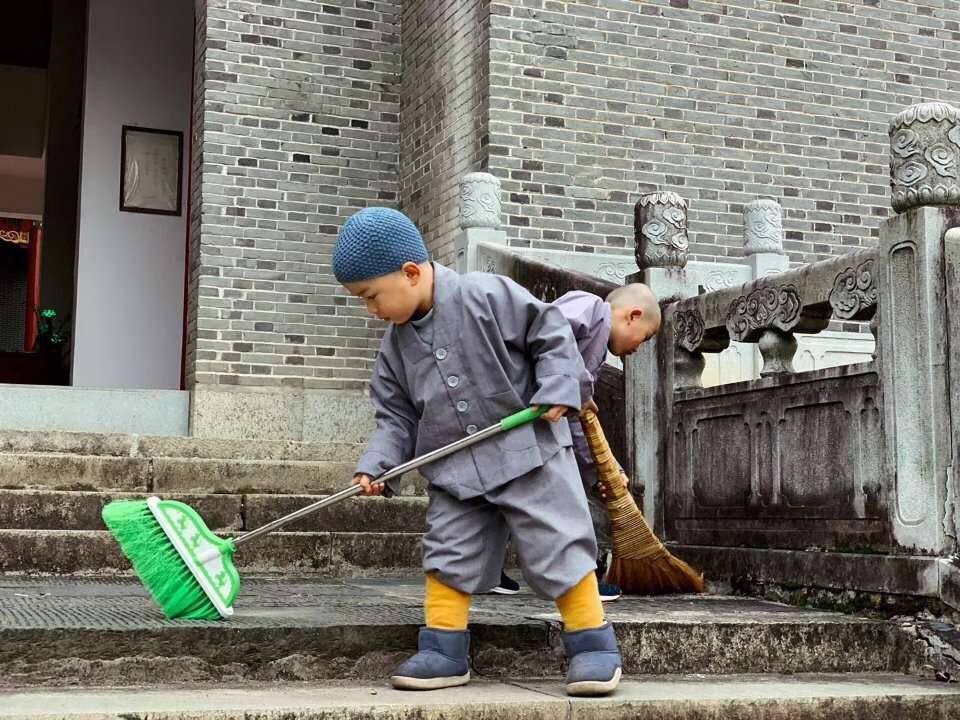 扫地僧-"摄影小镇——禅韵宝峰" 全国摄影大展投稿区-大众摄影网 -