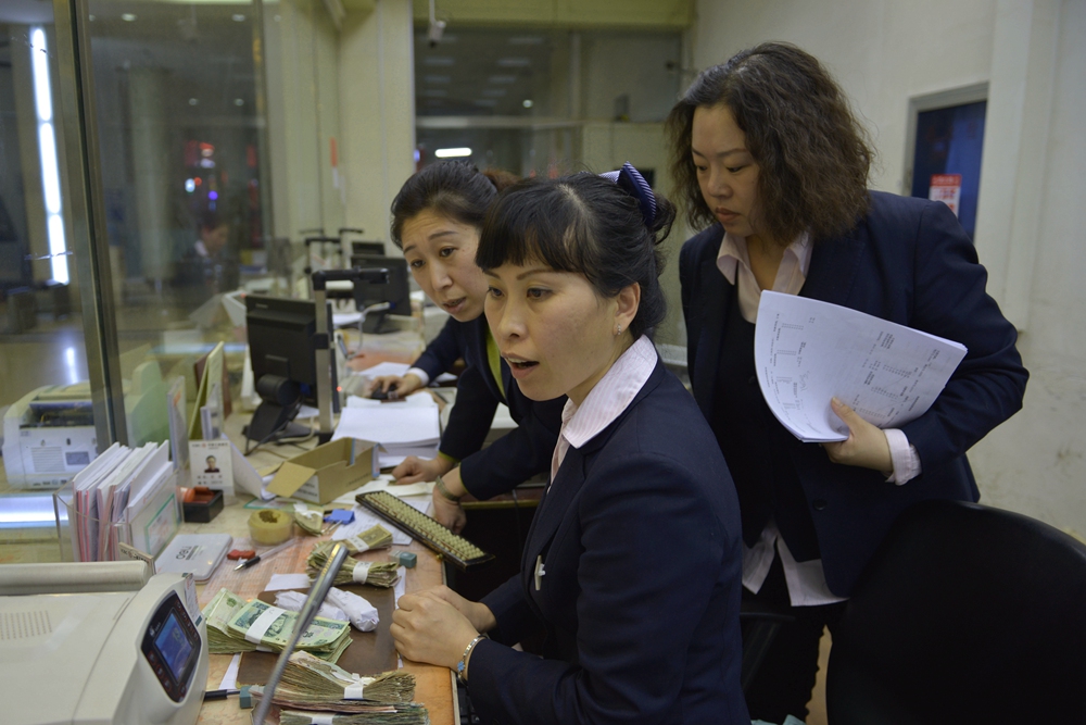 也是全国金融系统统一年终决算日,各家银行到了晚上下班后,就会组织