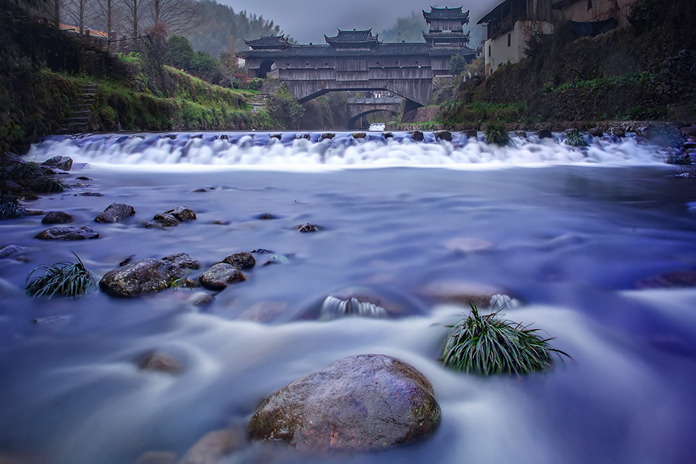 《廊桥水映》浙江省丽水市庆元县月山村的如龙廊桥,雨摄水映廊桥遗梦