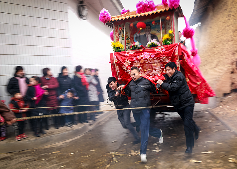 车】       新中国成立后,每年一到正月元宵节,全村人拉鼓车热闹非凡