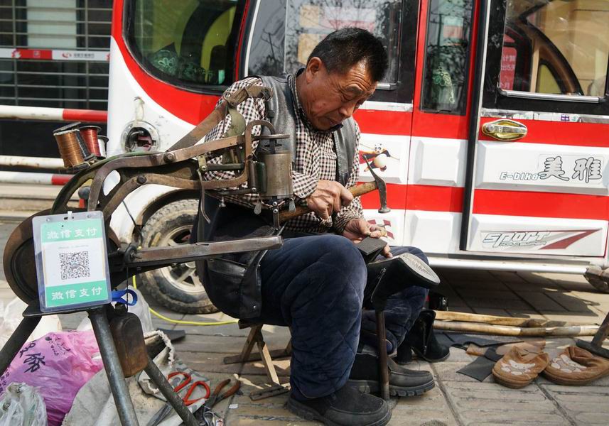 69 标题:《修鞋匠》 标题:《修鞋匠》在河南省民权县城街道旁有一位