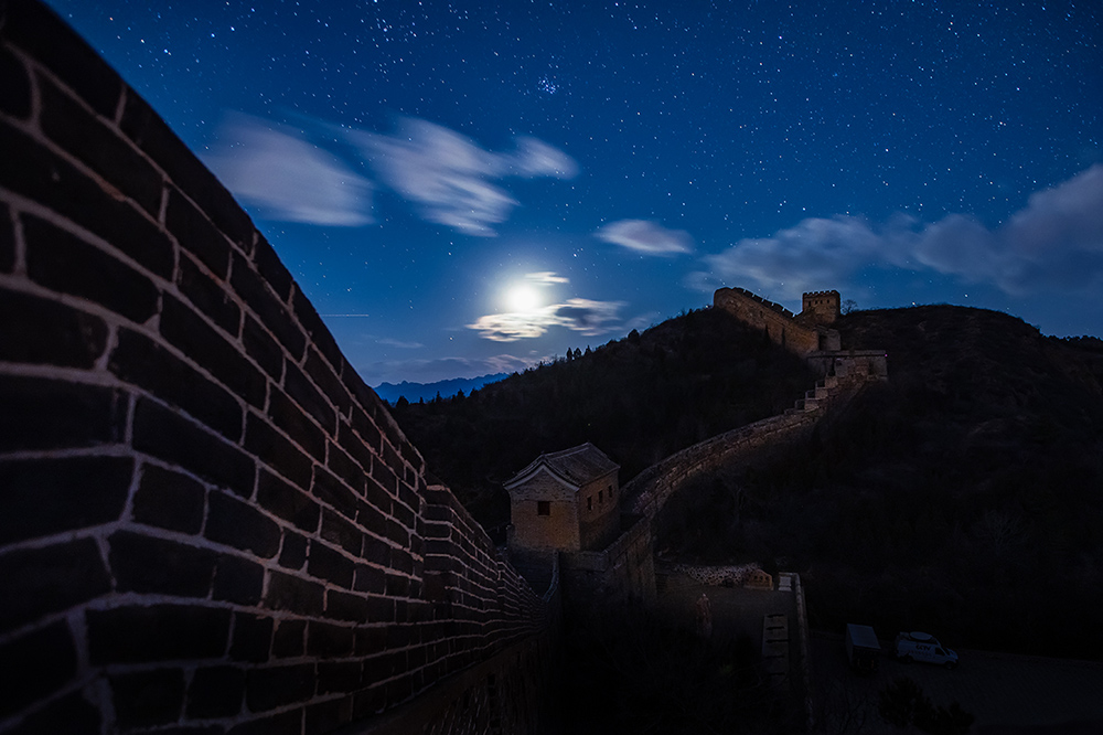 皓月星空映雄关