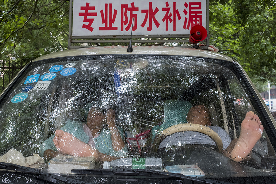 (2)2015年 月 日,岳阳市某小区,他们有几人在进行补漏施工.